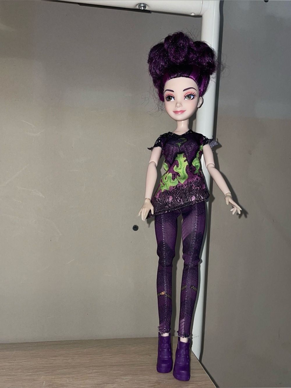 Disney Descendants 2014 Mal Doll Purple Hair Isle